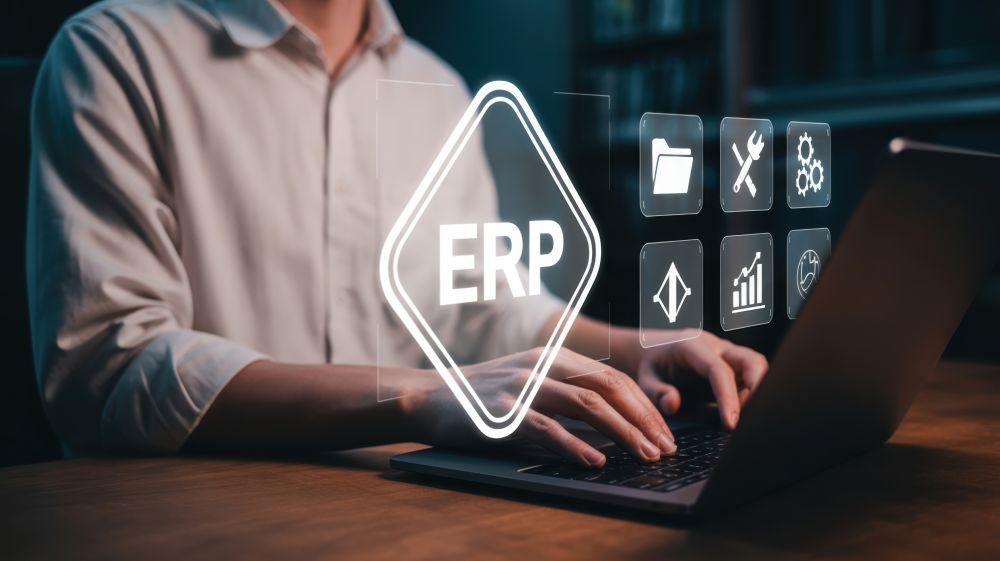 Jak system ERP łączy działy księgowości, sprzedaży i produkcji w jedną całość?